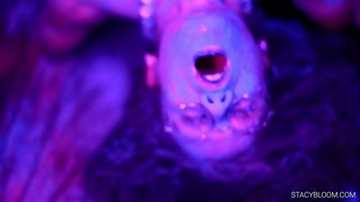 Umntwana ushaya indlwabu kukhamera futhi uzilethe ku-orgasm.